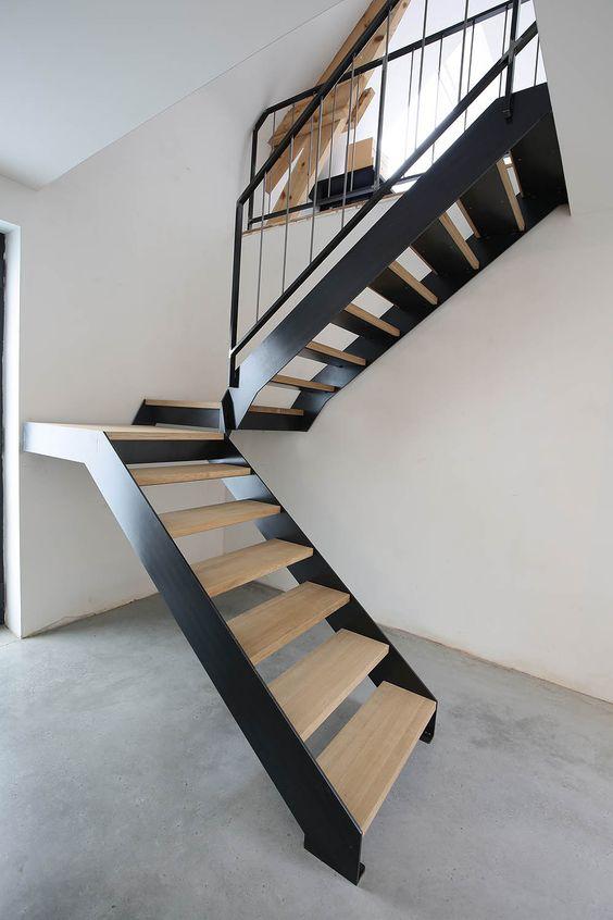 Détail d'un escalier métallique contemporain